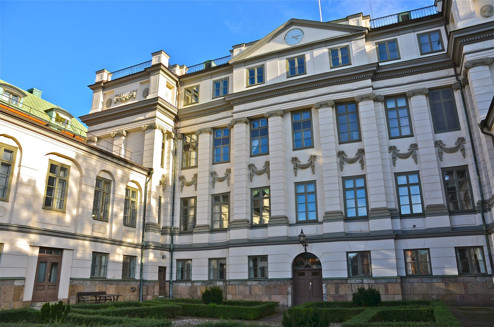 Bondeska palatsets norra fasad, byggnaden som inrymmer Sveriges högsta domstol.