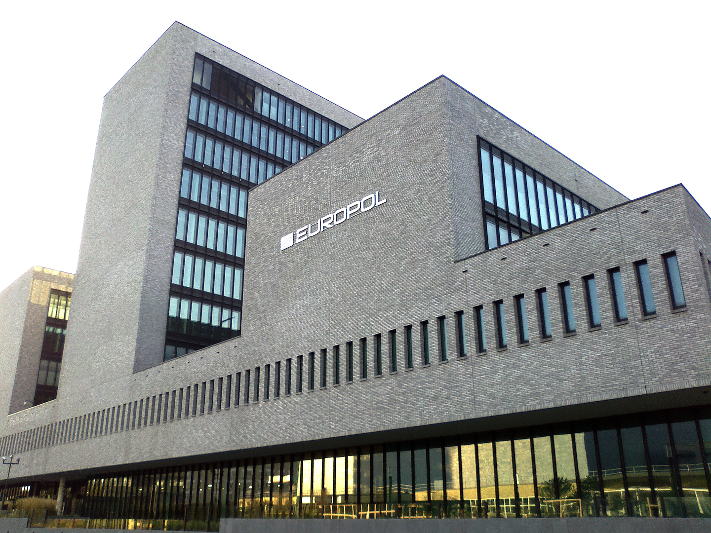 Europols huvudkontor i Haag, en grå tegelbyggnad med Europol-skylt på fasaden.