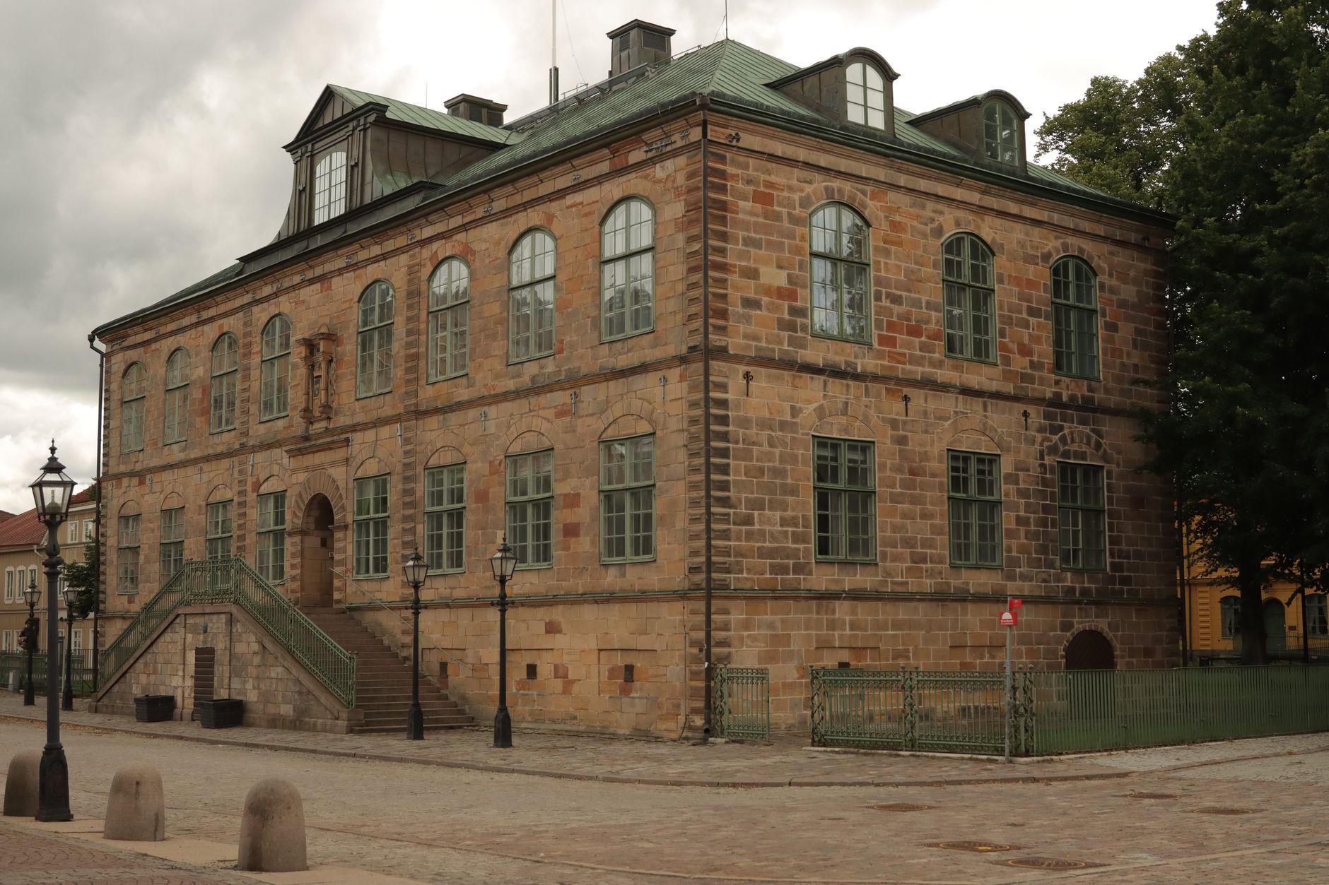 Göta hovrätts tegelbyggnad i Jönköping, sedd utifrån.