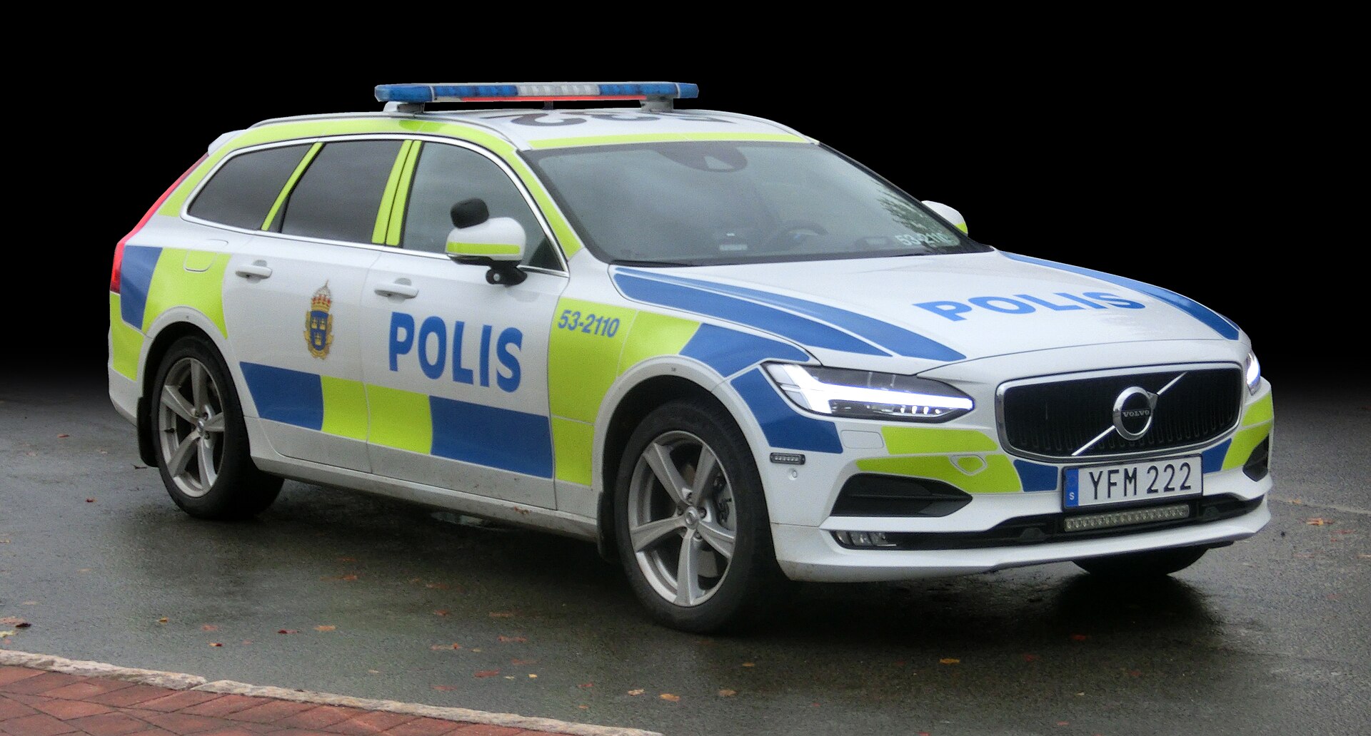 Svensk polisbil parkerad på en tom gata